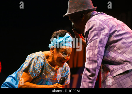 OMARA PORTUANDO singt mit dem ORCHESTRA BUENA VISTA SOCIAL CLUB auf dem Monterey Jazz Festival - MONTEREY, Kalifornien Stockfoto