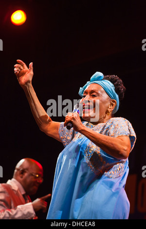 OMARA PORTUANDO singt mit dem ORCHESTRA BUENA VISTA SOCIAL CLUB auf dem Monterey Jazz Festival - MONTEREY, Kalifornien Stockfoto