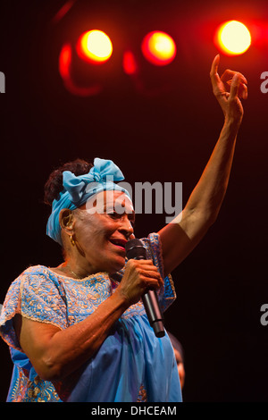 OMARA PORTUANDO singt mit dem ORCHESTRA BUENA VISTA SOCIAL CLUB auf dem Monterey Jazz Festival - MONTEREY, Kalifornien Stockfoto