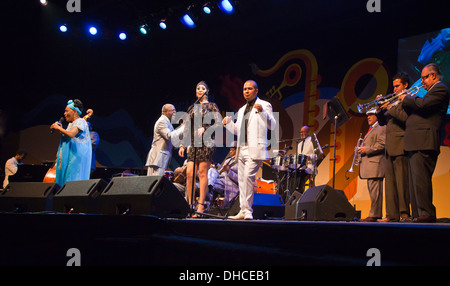 OMARA PORTUANDO singt mit dem ORCHESTRA BUENA VISTA SOCIAL CLUB auf dem Monterey Jazz Festival - MONTEREY, Kalifornien Stockfoto