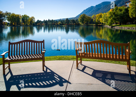 Holzbank mit Blick auf Cheyenne See, The Broodmoor, historische Luxus-Hotel und Resort, Colorado Springs, Colorado, USA Stockfoto