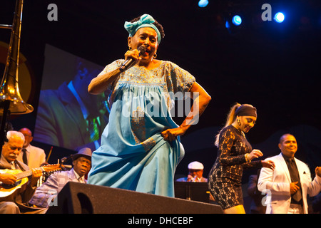 OMARA PORTUANDO singt mit dem ORCHESTRA BUENA VISTA SOCIAL CLUB auf dem Monterey Jazz Festival - MONTEREY, Kalifornien Stockfoto