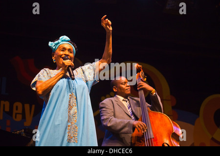 OMARA PORTUANDO singt mit dem ORCHESTRA BUENA VISTA SOCIAL CLUB auf dem Monterey Jazz Festival - MONTEREY, Kalifornien Stockfoto