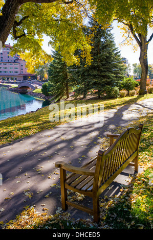 Holzbank mit Blick auf Cheyenne See, The Broadmoor, historische Luxus-Hotel und Resort, Colorado Springs, Colorado, USA Stockfoto