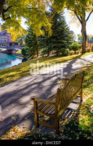 Holzbank mit Blick auf Cheyenne See, The Broadmoor, historische Luxus-Hotel und Resort, Colorado Springs, Colorado, USA Stockfoto