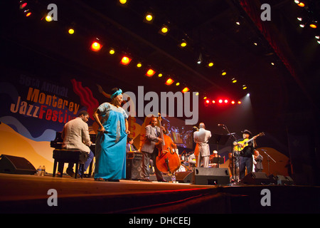 OMARA PORTUANDO singt mit dem ORCHESTRA BUENA VISTA SOCIAL CLUB auf dem Monterey Jazz Festival - MONTEREY, Kalifornien Stockfoto