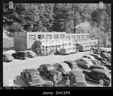 Waschhaus. Hinweis: Busse aufgereiht vor Waschhaus und in Eigenbesitz, Autos für den Transport von der Arbeit... 540890 Stockfoto