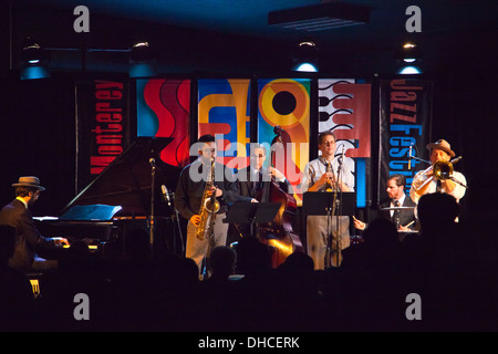 Das SFJAZZ HIGH SCHOOL All-Stars Orchester Vorformen in der Diskothek auf dem Monterey Jazz Festival - MONTEREY, Kalifornien Stockfoto