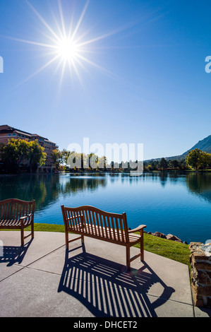 Verwitterte Holzbank mit Blick auf Cheyenne See, The Broadmoor, historische Luxus-Hotel und Resort, Colorado Springs, Colorado, USA Stockfoto