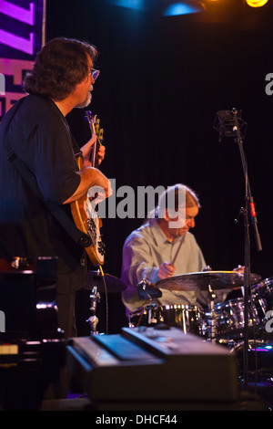 CHRIS und DAN BRUBECK der Gebrüder BRUBRECK Vorform in der Diskothek auf dem Monterey Jazz Festival - MONTEREY, Kalifornien Stockfoto