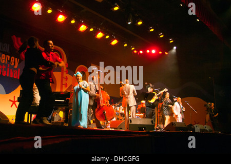 OMARA PORTUANDO singt mit dem ORCHESTRA BUENA VISTA SOCIAL CLUB auf dem Monterey Jazz Festival - MONTEREY, Kalifornien Stockfoto