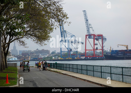 Fahrradfahren auf Governors Island Skyline pier Stockfoto