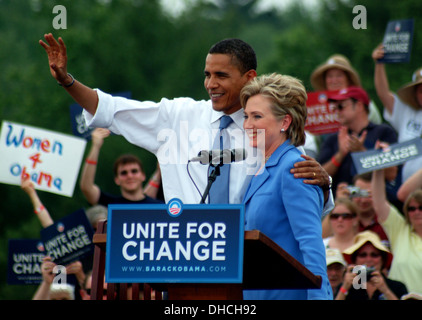 Barack Obama umarmt Hillary Clinton und Wellen, um das Publikum während einer Kundgebung der Kampagne in Unity, New Hampshire, 27. Juni 2008. Stockfoto