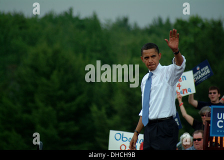 Barack Obama winkt der Menge zu einer Einheit, New Hampshire, Kampagne Kundgebung am 26. Juni 2998. Stockfoto