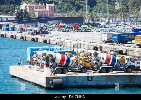 Viele bunte Beton mischen LKW auf einer Zement-Pier im Hafen von Barcelona Stockfoto