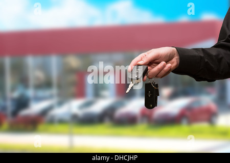 Auto Darlehen Autovermietung Schlüssel Händler Autohaus neue Vertriebssteuerung Reparatur Geschäft schwarze Übergabe mechanischen Hintergrund automotive dung Stockfoto