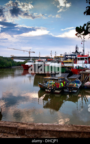 schnelle Crew Boot und Anker Umgang mit Boot stehen am Fluss warten auf Anweisung Stockfoto