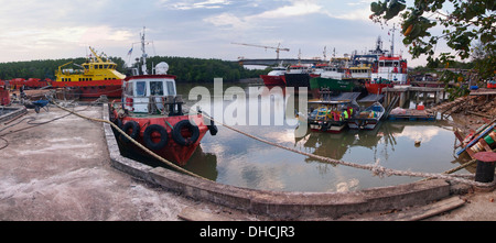 schnelle Crew Boot und Anker Umgang mit Boot stehen am Fluss warten auf Anweisung Stockfoto