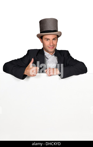 Mann gekleidet in Hochzeitskleidung mit leere Pinnwand Stockfoto