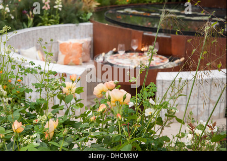 Chelsea Flower Show 2013 Stoke-on-Trent Geschichte der Transformation Designer Stoke-on-Trent Rat Landschaftsgärtner. Silber-Flora Stockfoto