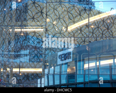 Ansicht der neuen Stadtbibliothek Birmingham reflektiert in einem Teller-Glas-Fenster Stockfoto