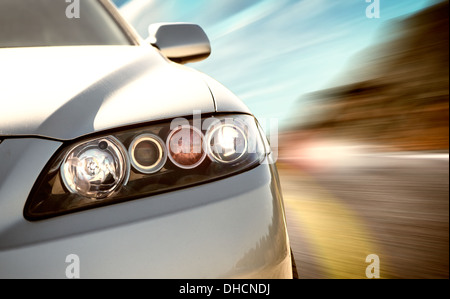 Ein Auto auf der Autobahn bei hohen Geschwindigkeiten, überholen anderer Fahrzeuge Stockfoto