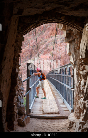 Tunnel und schwarze Brücke über den Colorado River sind Bestandteil der South Kaibab Trail, Grand Canyon Nationalpark in Arizona. Stockfoto