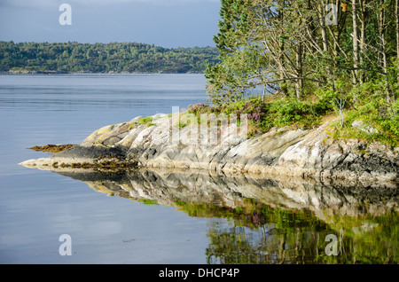 Wasser und See mit Inseln und Wolken, Meer rund um Bergen in Norwegen Stockfoto