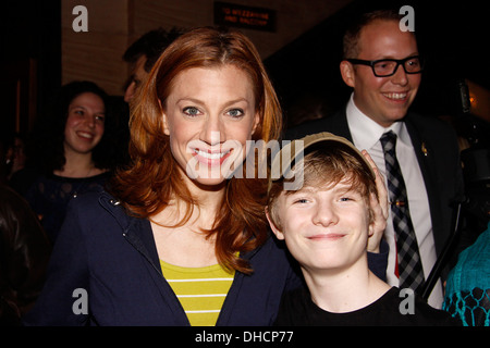 Jessica Phillips und Talon Ackerman Backstage am Broadway-musical Sprung"des Glaubens" am St. James Theatre New York City USA – Stockfoto