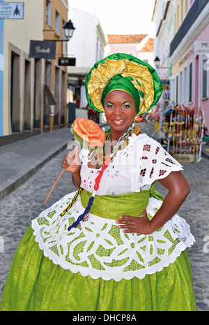 Brasilien, Bahia: "Baiana" Ana Cristina in traditionellen Candomblé kleiden sich in dem historischen Zentrum von Salvador da Bahia Stockfoto