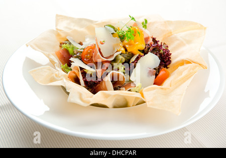 Gourmet-Salat mit Speck und parmesan Stockfoto