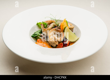 Gebratenes Fischfilet mit Gemüse Stockfoto