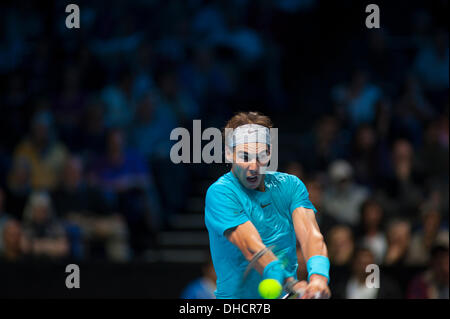 London, UK. 6. November 2013. Rafael Nadal (ESP) im Spiel mit Stanislas Wawrinka (SUI) auf die Barclays ATP World Tour Finals © Malcolm Park Leitartikel/Alamy Live-Nachrichten Stockfoto