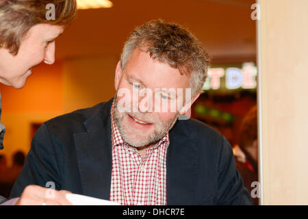 Prag, Tschechische Republik. 6. November 2013. Autor Arne Dahl präsentiert sein Buch "Europa Blues", am 6. November 2013, in Prag, Tschechien. © Radek Detinsky/Alamy Live-Nachrichten Stockfoto