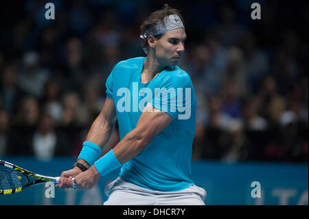 London, UK. 6. November 2013. Rafael Nadal (ESP) im Spiel mit Stanislas Wawrinka (SUI) auf die Barclays ATP World Tour Finals © Malcolm Park Leitartikel/Alamy Live-Nachrichten Stockfoto