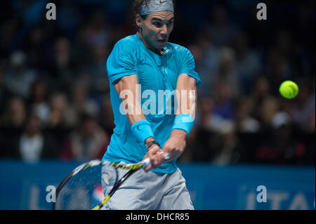 London, UK. 6. November 2013. Rafael Nadal (ESP) im Spiel mit Stanislas Wawrinka (SUI) auf die Barclays ATP World Tour Finals © Malcolm Park Leitartikel/Alamy Live-Nachrichten Stockfoto