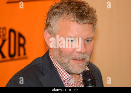 Prag, Tschechische Republik. 6. November 2013. Autor Arne Dahl präsentiert sein Buch "Europa Blues", am 6. November 2013, in Prag, Tschechien. © Radek Detinsky/Alamy Live-Nachrichten Stockfoto