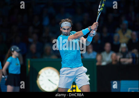 London, UK. 6. November 2013. Rafael Nadal (ESP) im Spiel mit Stanislas Wawrinka (SUI) auf die Barclays ATP World Tour Finals © Malcolm Park Leitartikel/Alamy Live-Nachrichten Stockfoto