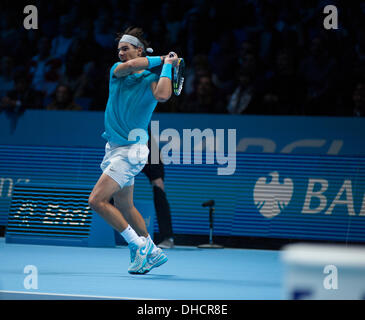 London, UK. 6. November 2013. Rafael Nadal (ESP) im Spiel mit Stanislas Wawrinka (SUI) auf die Barclays ATP World Tour Finals © Malcolm Park Leitartikel/Alamy Live-Nachrichten Stockfoto