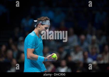 London, UK. 6. November 2013. Rafael Nadal (ESP) nähert sich Matchball im Match mit Stanislas Wawrinka (SUI) auf die Barclays ATP World Tour Finals © Malcolm Park Leitartikel/Alamy Live-Nachrichten Stockfoto