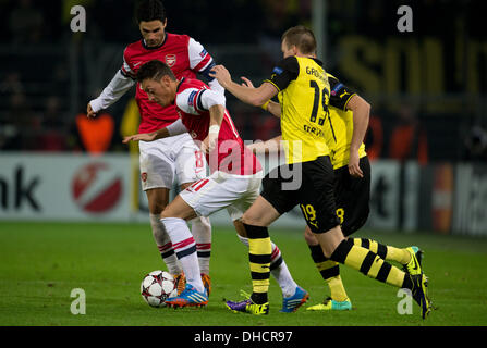 Dortmund, Deutschland. 6. November 2013. Dortmunder Kevin Grosskreutz (R) in Aktion gegen Arsenals Mesut Oezil während der Champions League-Gruppe F-match zwischen Borussia Dortmund und dem FC Arsenal London im BVB-Stadion in Dortmund, Deutschland, 6. November 2013. Foto: Bernd Thissen/Dpa/Alamy Live News Stockfoto