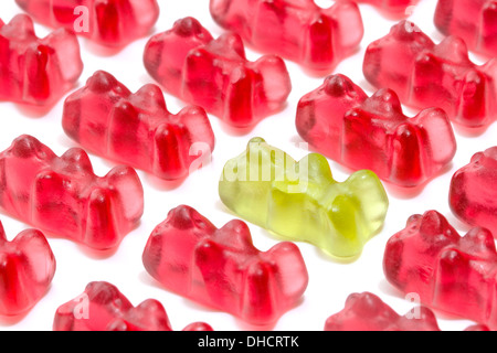 Grüne Gummibärchen unter rot Stockfoto