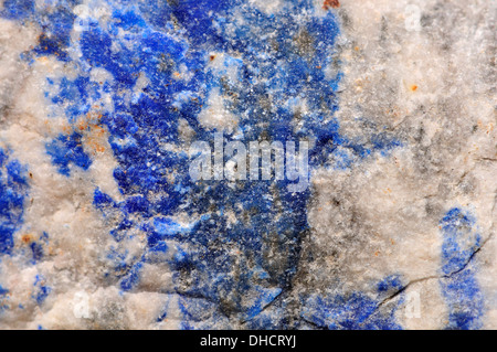 Lapislazuli - Lazurite in Marmor Stockfoto