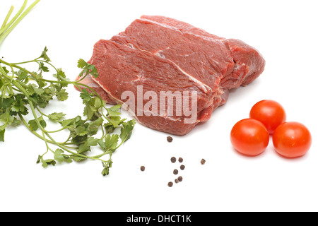 Stück Rindfleisch und Gemüse auf weiß Stockfoto