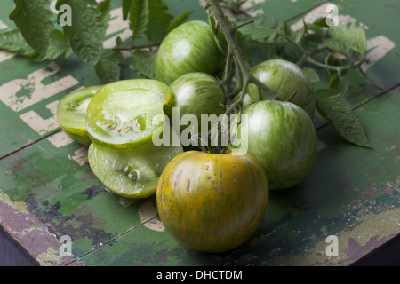 In Scheiben geschnitten und ganz grüne Zebra-Tomaten (Solanum Lycopersicum), Studio gedreht Stockfoto