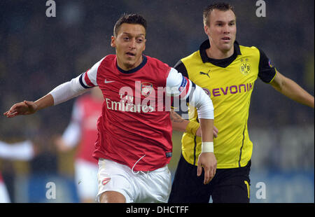 Dortmund, Deutschland. 6. November 2013. Dortmunds Kevin Grosskreutz in Aktion gegen Arsenals Mesut Özil (L) während der Champions League-Gruppe F-match zwischen Borussia Dortmund und dem FC Arsenal London im BVB-Stadion in Dortmund, Deutschland, 6. November 2013. Foto: Federico Gambarini/Dpa/Alamy Live News Stockfoto