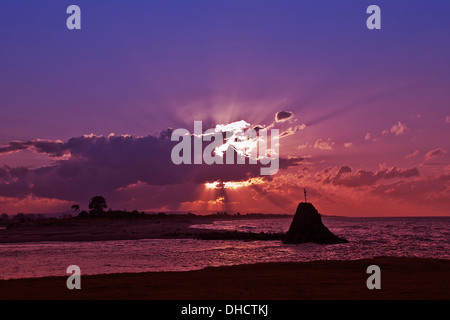 Eine Farbe Landschaft Aufnahme eines Sonnenuntergangs über einen Hafen in Queensland, Australien. Stockfoto