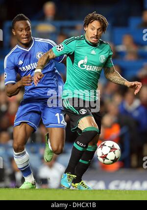 London, Großbritannien. 6. November 2013. Schalke Jermaine Jones (R) und John Obi Mikel (L) von Chelsea wetteifern um die Kugel während der UEFA Champions League-Gruppe E Fußballspiel zwischen FC Chelsea und FC Schalke 04 im Stadion Stamford Bridge in London, Großbritannien, 6. November 2013. Foto: Friso Gentsch/Dpa/Alamy Live News Stockfoto