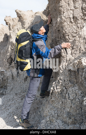 Wanderer Klettern steile Hänge. Asiatische Jugend Reisende Stockfoto