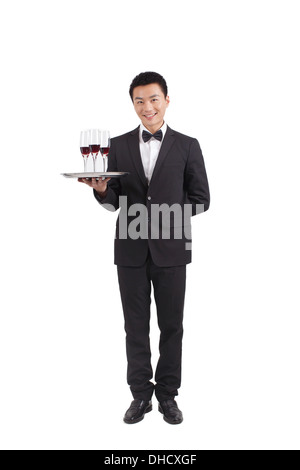 Asiatische Kellner mit Tablett mit Wein Stockfoto